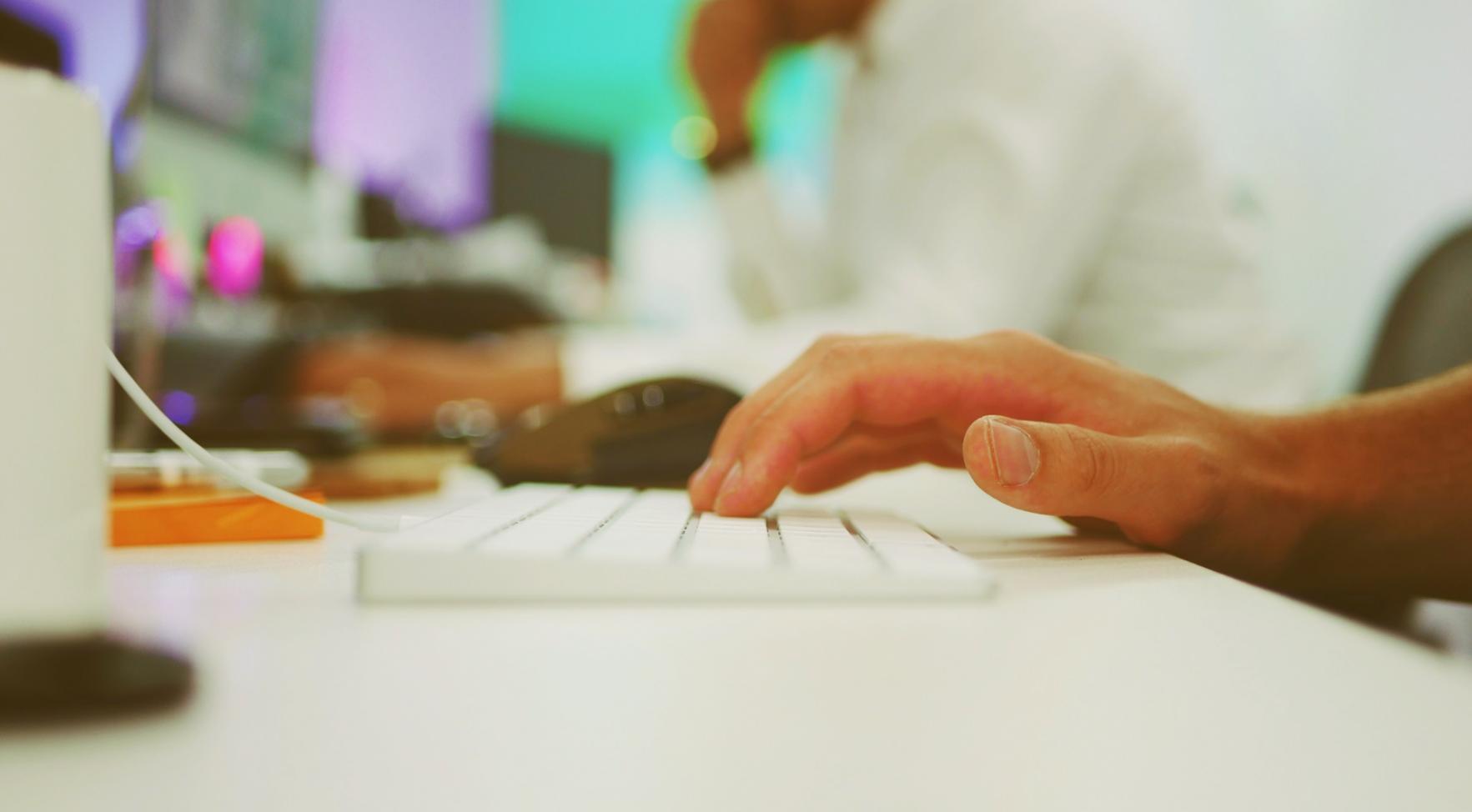 Bureau avec documents financiers et calculatrice