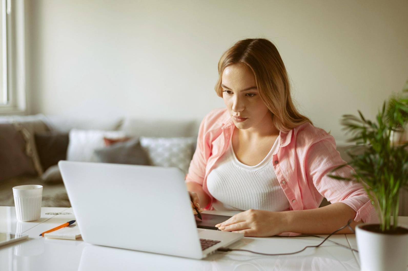 Personne travaillant sur ses finances personnelles avec un carnet et une calculatrice